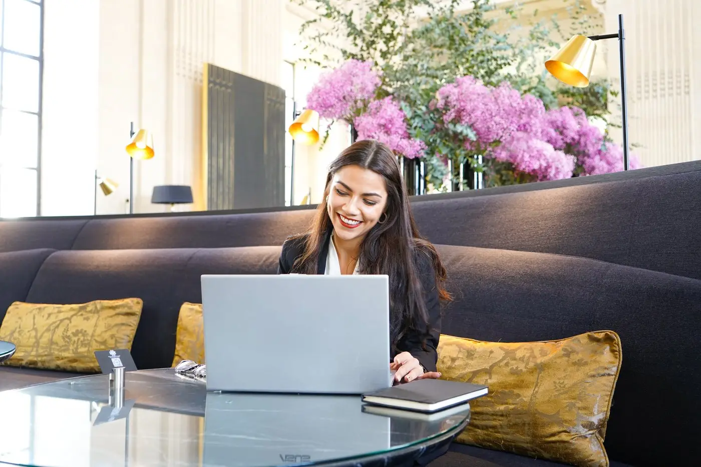 Sandra Munoz, consultante Google Ads et Meta Ads, au travail
